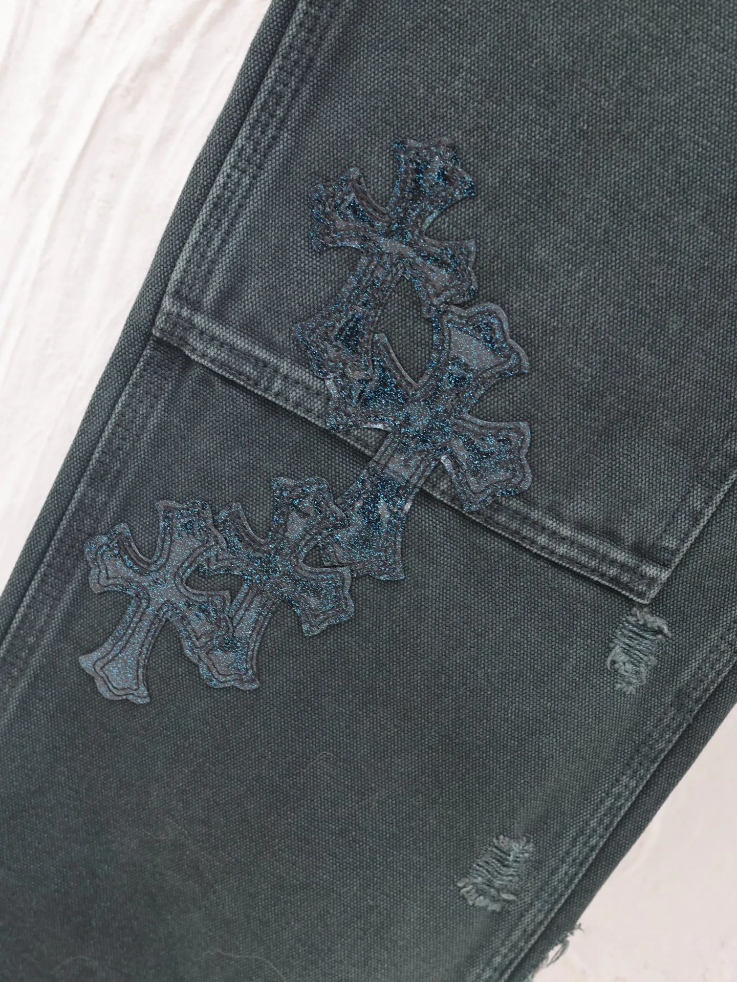 🅿️560 Come Heart*/Cro Heart Ch Starry Sky Cross Genuine Leather Patch Work Jeans. The washing process uses a combination of multiple processes such as heavy fermentation, washing and frying, spraying with horse and so on. Genuine leather patches, straight hem design, frayed feet, and accessories and hardware all customized in matching colors to achieve perfect consistency.  Size: 31/32/33/34